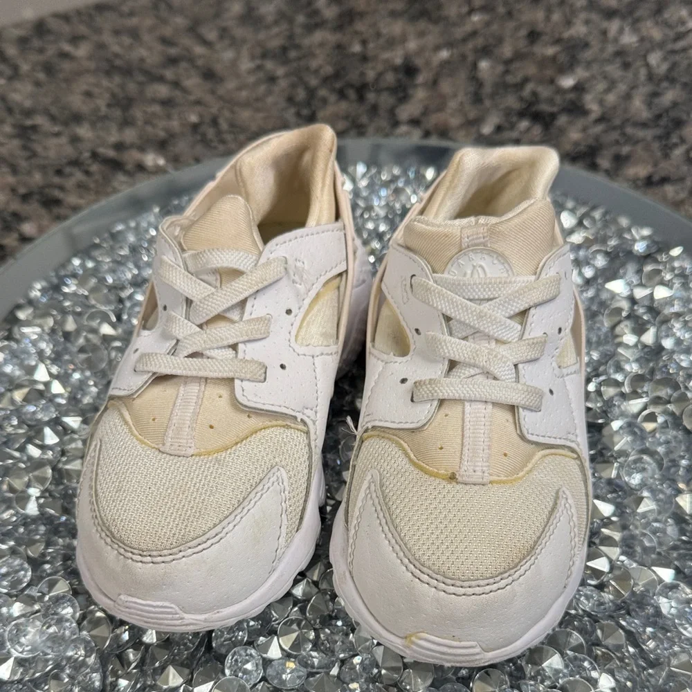 Nike huaraches Kids White and Tan Sneakers 10C